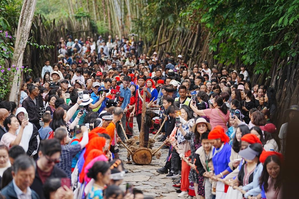 5月3日，各地游客在滄源縣翁丁村和村民一起參加佤族傳統(tǒng)民俗拉木鼓活動(dòng)。（滄源縣融媒體中心供圖）