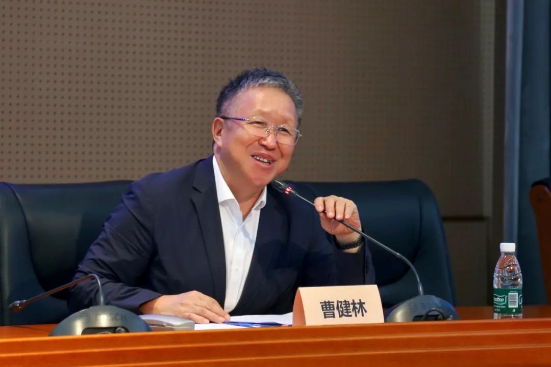 科技部原副部長(zhǎng)、十三屆全國(guó)政協(xié)教科衛(wèi)體委員會(huì)副主任、現(xiàn)任季華實(shí)驗(yàn)室理事長(zhǎng)、主任曹健林致辭。主辦方供圖