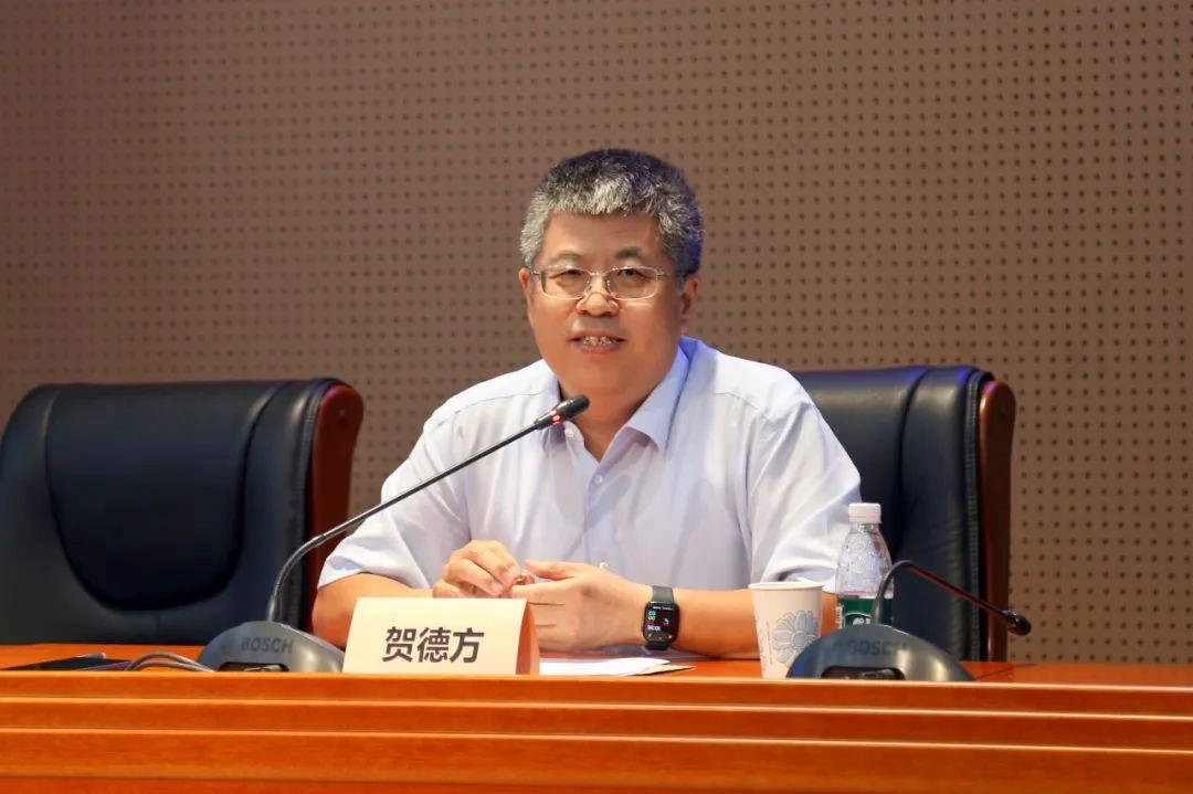 國(guó)務(wù)院參事、科技部原副秘書長(zhǎng)、中國(guó)科技評(píng)估與成果管理研究會(huì)理事長(zhǎng)賀德方致辭。主辦方供圖