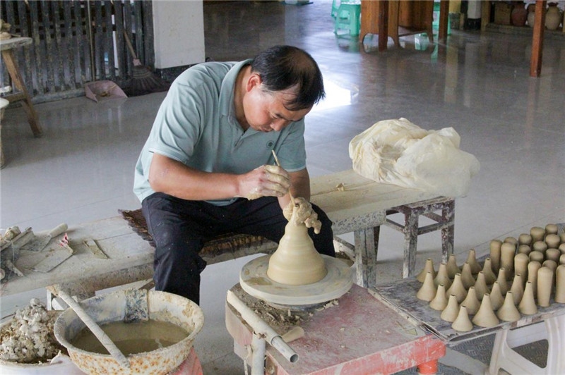 陶器是人類社會由舊石器時代發(fā)展到新石器時代的標志之一，也是人類由野蠻走向文明的標志，承載著人類成長進步的記憶。陶藝一條街上，母氏陶藝館內(nèi)，空氣中彌漫著陶土的芬芳。非遺傳承人母先才展示制陶技術(shù)，他神情專注、心無旁騖地打磨手中的陶坯，手中的泥土在旋轉(zhuǎn)的陶輪上漸漸成型。與土陶相伴近40年的母先才堅守初心，傳承土陶技藝是他作為貴州省級非遺花茂土陶傳承人的“執(zhí)念”與責(zé)任。（俄羅斯《俄羅斯報》視覺內(nèi)容部副主編阿爾圖爾·杰魯諾夫攝）