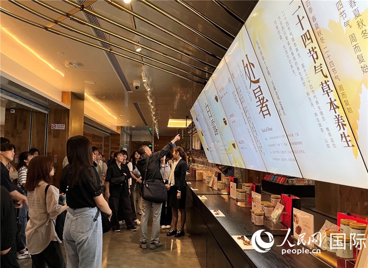 2. 日中友好協(xié)會青年代表團一行學習24節(jié)氣養(yǎng)生知識。（人民網記者陳思 攝）