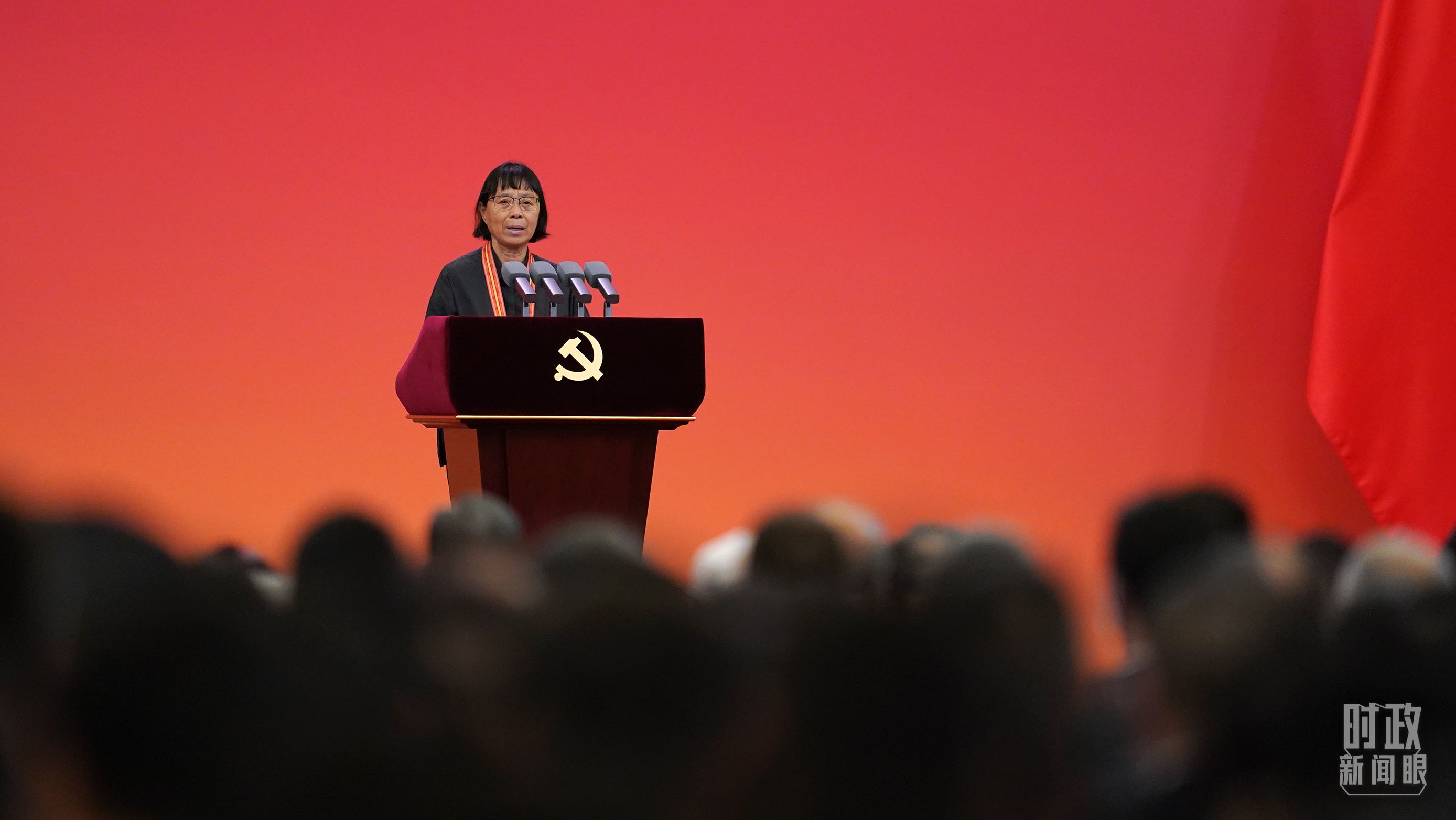  △2021年6月，幫助數(shù)千名貧困山區(qū)女孩圓夢大學(xué)的人民教師張桂梅，代表“七一勛章”獲得者發(fā)言。（總臺國廣記者李晉拍攝）