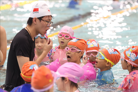 今年8月，杭州青少年活動(dòng)中心與共青團(tuán)杭州市濱江區(qū)委聯(lián)合主辦2024年“小候鳥”體育夏令營(yíng) 杭州青少年活動(dòng)中心供圖