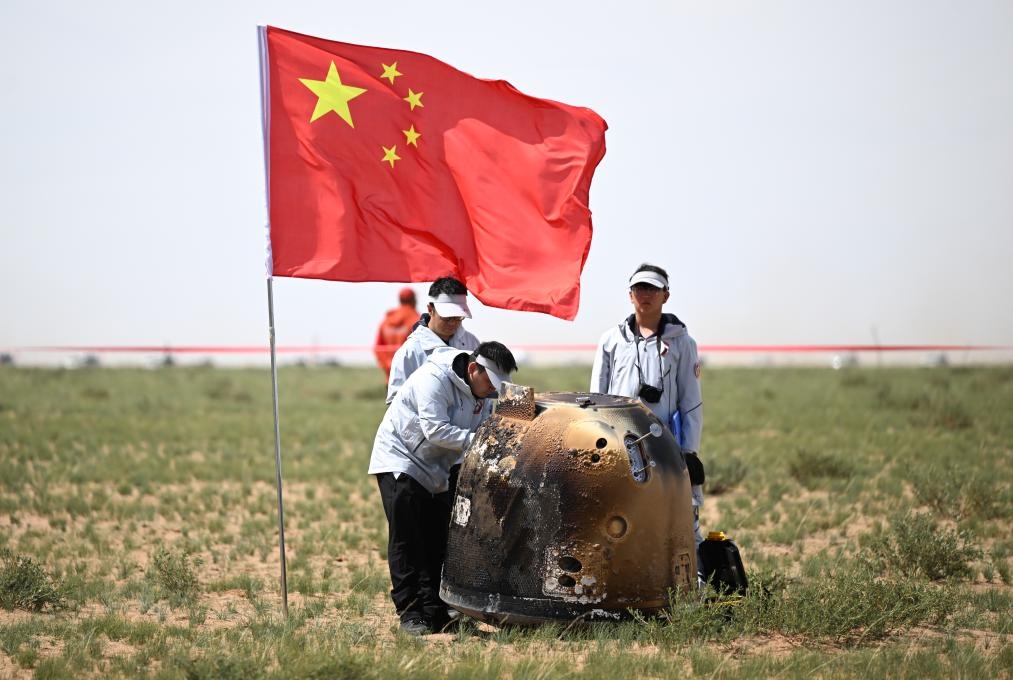 6月25日14時(shí)7分，嫦娥六號(hào)返回器攜帶來(lái)自月背的月球樣品安全著陸在內(nèi)蒙古四子王旗預(yù)定區(qū)域，探月工程嫦娥六號(hào)任務(wù)取得圓滿成功。新華社記者 貝赫 攝