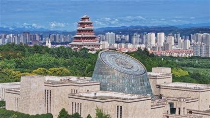 △寶雞青銅器博物院建筑外形運(yùn)用高臺(tái)門闕、青銅厚土的建筑語(yǔ)言，氣勢(shì)恢宏，厚重威嚴(yán)。（總臺(tái)央視記者范凱拍攝）