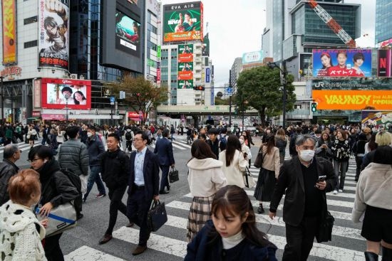 2023年11月15日，人們走過日本東京澀谷車站前的十字路口。新華社記者張笑宇攝
