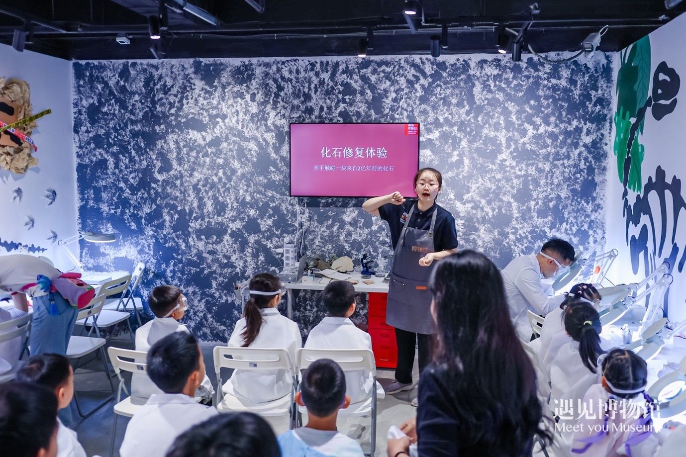 3. 小朋友們?cè)凇?億年的地球記憶——恐龍化石特展”體驗(yàn)當(dāng)“小小科學(xué)家”。遇見(jiàn)博物館供圖