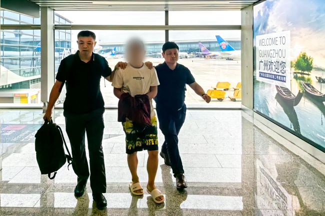 一名潛逃柬埔寨的犯罪嫌疑人被押解回國。公安部供圖