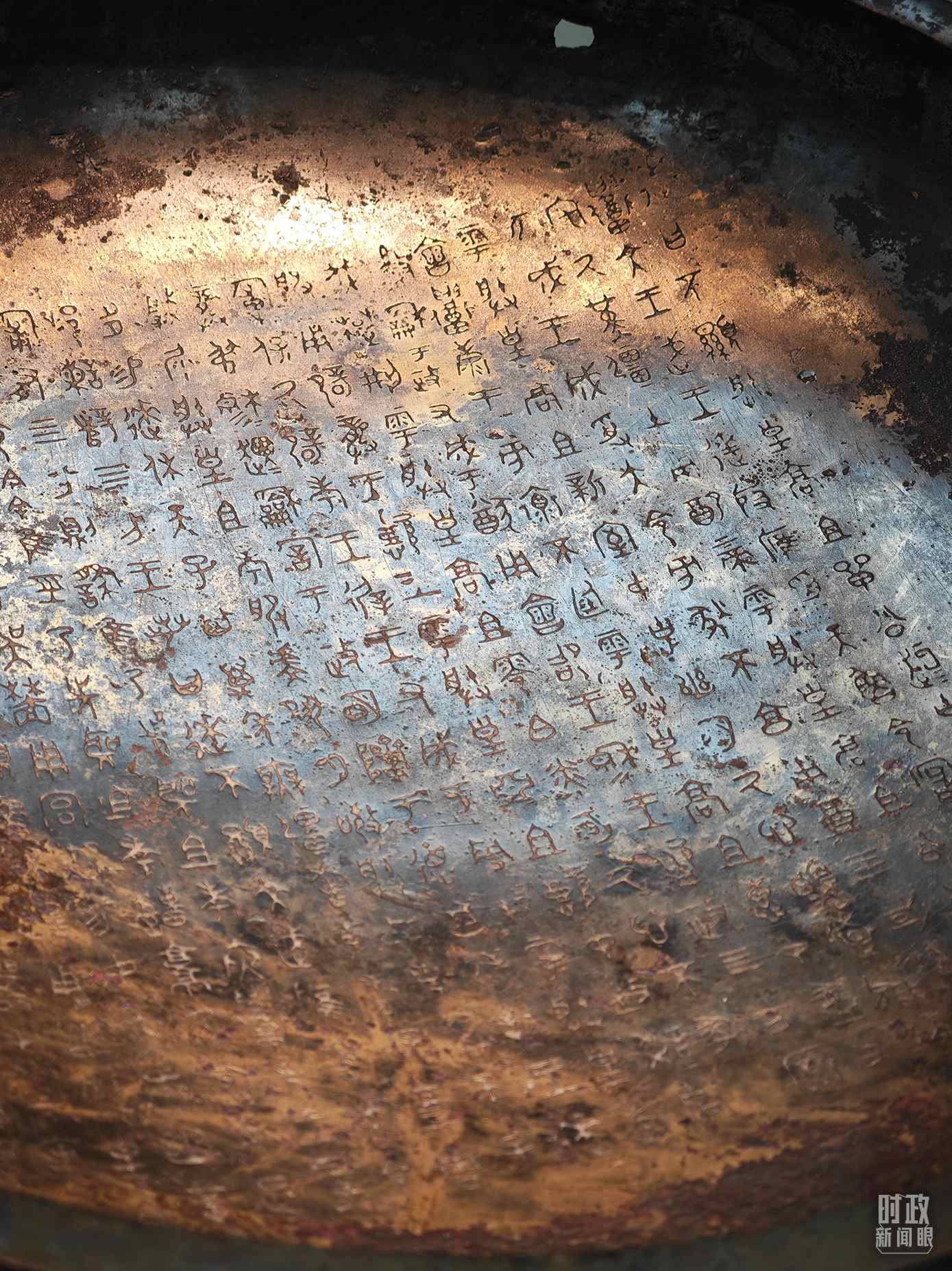△ 寶雞青銅器博物院內(nèi)展陳——逨盤。（總臺央視記者丁欣、彭漢明拍攝）