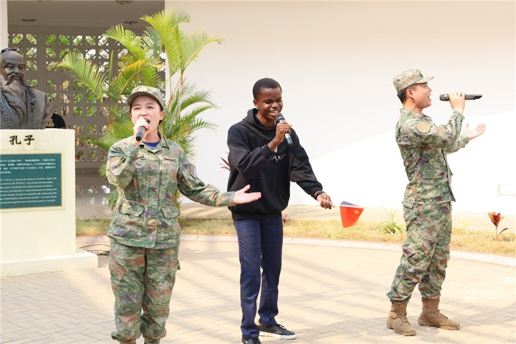 孔院學(xué)生與中國(guó)海軍官兵合唱《天地龍鱗》。內(nèi)圖大學(xué)孔子學(xué)院供圖