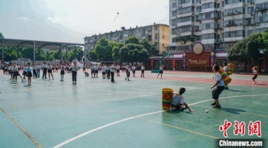 翠竹小學的學生在進行拋繡球運動。歐惠蘭 攝