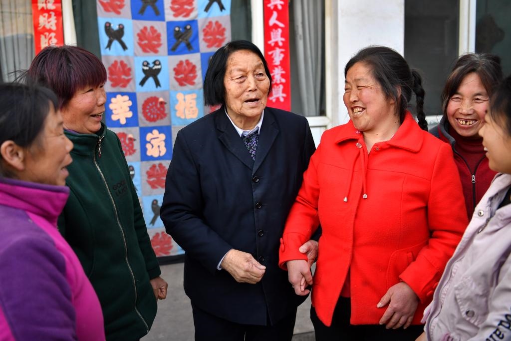 2019年3月23日，申紀(jì)蘭（左三）在山西省平順縣西溝村與村民分享全國兩會(huì)精神。新華社記者 曹陽 攝