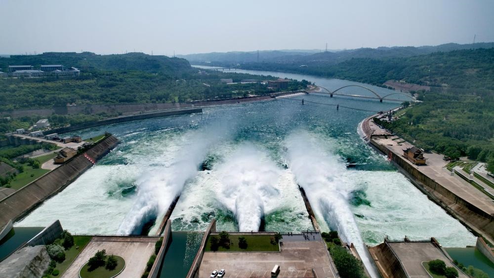 2023年6月21日，調(diào)水調(diào)沙清水下泄階段的小浪底水庫(kù)下泄基本為清水（無(wú)人機(jī)照片）。黃河調(diào)水調(diào)沙已實(shí)施22年，通過(guò)調(diào)水調(diào)沙，黃河下游河道主河槽得到全線沖刷，河床有明顯下降，行洪和過(guò)沙能力普遍提高。