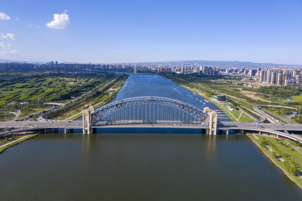 2024年6月7日在山西拍攝的汾河太原段晉陽(yáng)橋（無(wú)人機(jī)照片）。汾河是黃河第二大支流。近年來(lái)，當(dāng)?shù)赝ㄟ^(guò)源頭截污、雨污分流、生物治藻等措施推進(jìn)“一泓清水入黃河”工程。今年1月至6月，太原市境內(nèi)6個(gè)地表水國(guó)考斷面優(yōu)良水體比例達(dá)到100%。