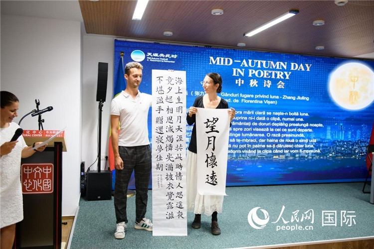 現(xiàn)場(chǎng)的羅馬尼亞書法愛好者書寫并展示作品。傅永山攝