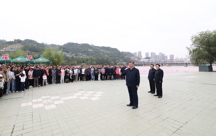 9月10日至13日，中共中央總書記、國家主席、中央軍委主席習(xí)近平在甘肅考察。這是11日下午，習(xí)近平在黃河蘭州中山橋段考察時(shí)，同在場的干部群眾親切交流。新華社記者 王曄 攝