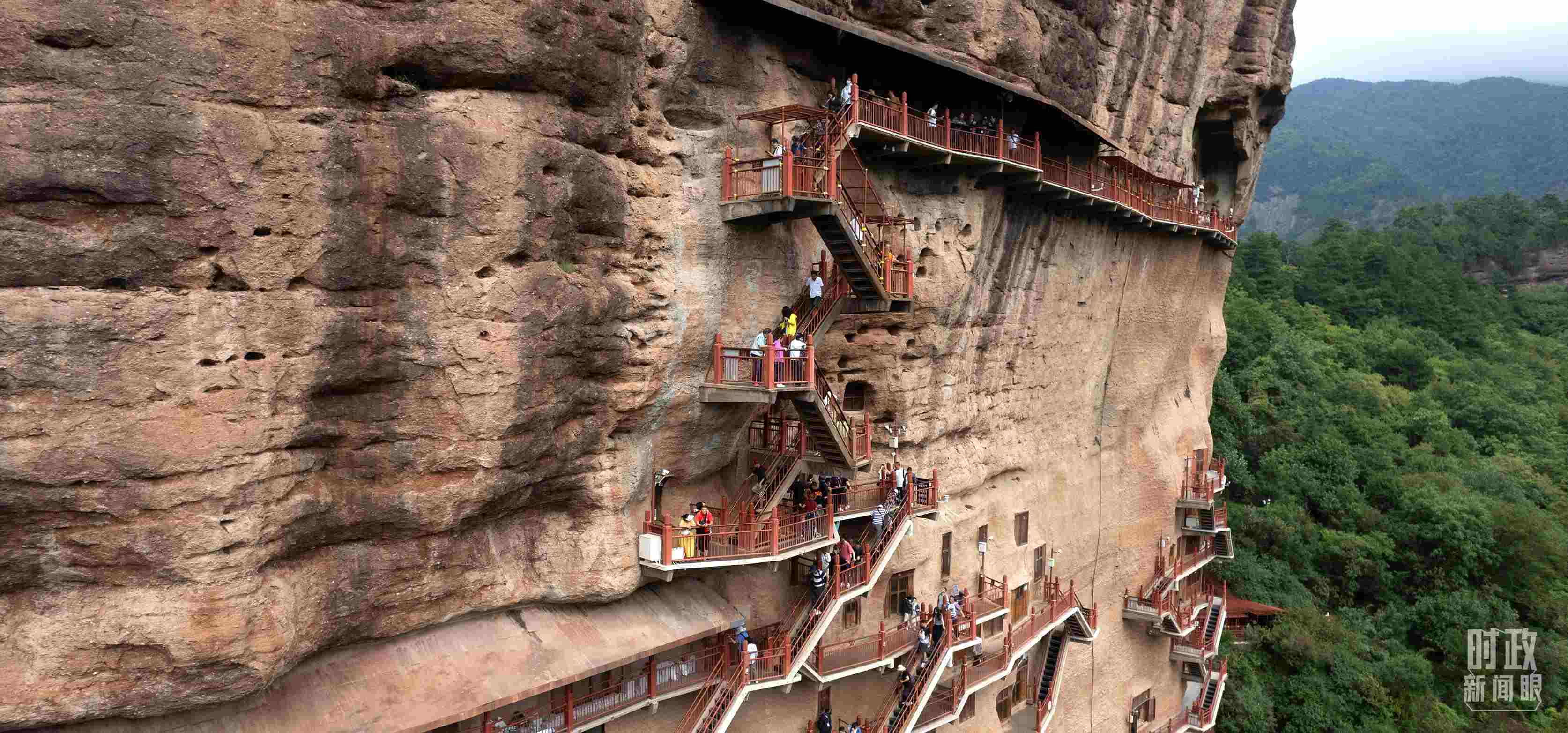 △麥積山石窟是國家5A級旅游景區(qū)，2024年上半年累計接待游客57萬人。（總臺國廣記者李晉拍攝）