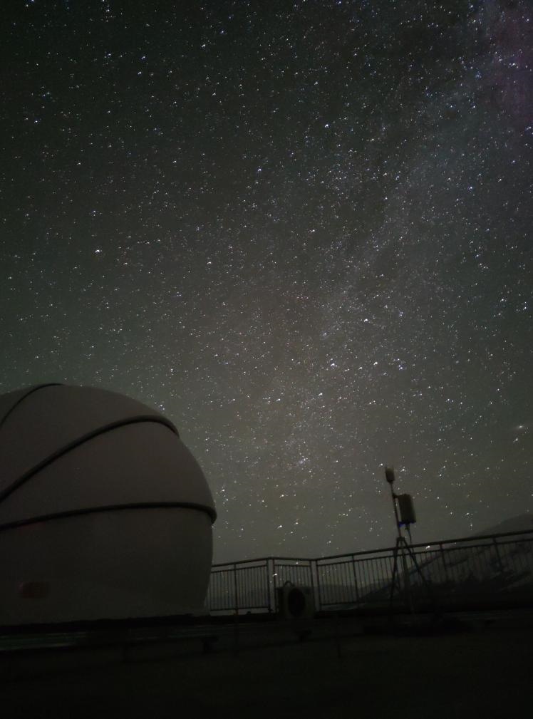 星空下的塔縣星地激光通信地面站。（中國(guó)科學(xué)院空天信息創(chuàng)新研究院供圖）
