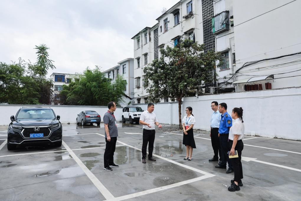 2024年9月11日，在浙江省湖州市，湖州吳興區(qū)人大代表、人大飛英街道工委代表及塔下街社區(qū)代表前往已改建的一處停車場進(jìn)行實(shí)地調(diào)研，監(jiān)督該改建項(xiàng)目的完成情況。新華社記者 徐昱 攝