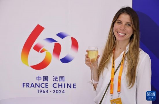 9月12日，工作人員在服貿(mào)會(huì)法國(guó)國(guó)家館展示香檳酒。新華社記者 戚曉毅 攝
