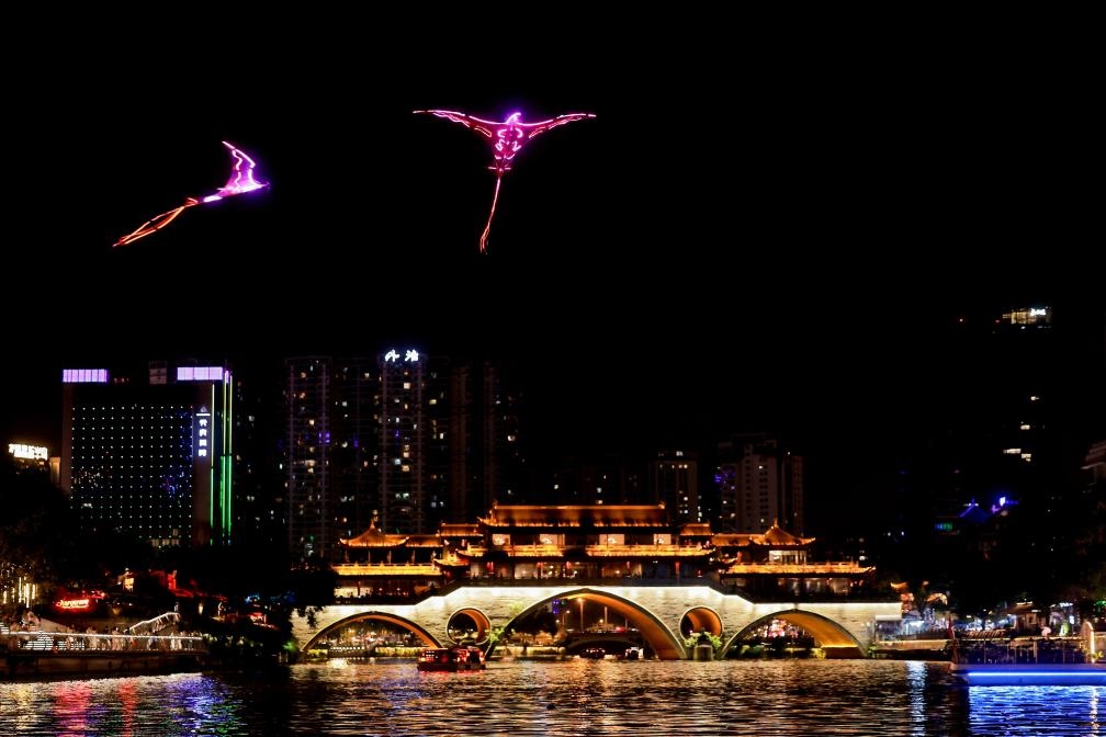 成都“夜游錦江”低空飛行裝置與游船伴飛。（唐斌治 攝）