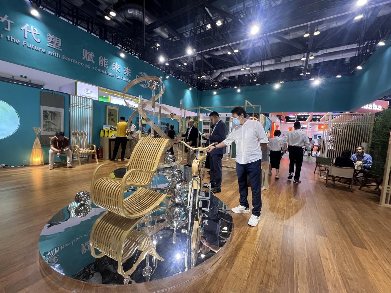 展會期間，國際竹藤組織展臺展出的竹藤制品。人民網(wǎng) 歐陽易佳攝