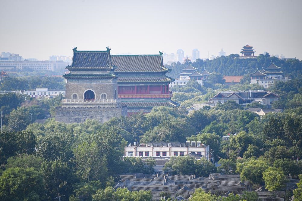 遠眺北京中軸線上的鐘鼓樓與景山（2024年7月20日攝）。新華社記者 陳鐘昊 攝