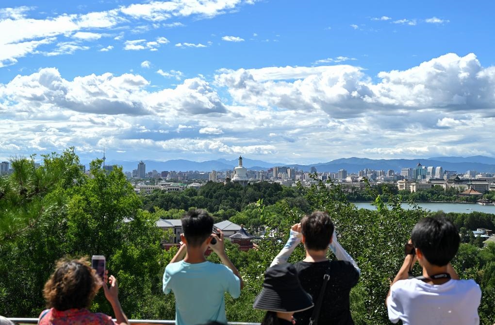 2024年8月12日北京天氣晴好，游客從景山上拍攝遠(yuǎn)處的北海公園。新華社記者李鑫 攝