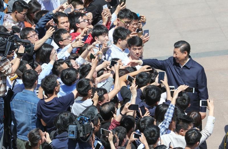 2018年5月2日，習(xí)近平總書記來到北京大學(xué)考察。這是總書記離開學(xué)校時同道路兩旁師生親切握手。
