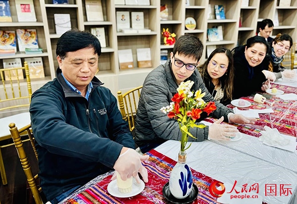前來參加活動的利馬居民共同制作冰皮月餅。人民網(wǎng)記者 宋亦然攝