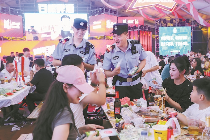 8月10日，黑龍江省哈爾濱市公安局松北分局民警輔警在啤酒大棚開展安全宣傳。史繼東攝