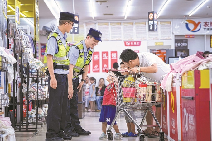 ?8月27日，貴州省凱里市公安局組織開展拉網(wǎng)式大排查，民警在超市和群眾交流。周國(guó)輝攝
