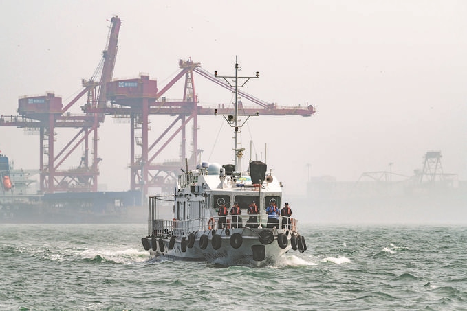 ?7月5日，秦皇島出入境邊防檢查站聯(lián)合秦皇島市公安局水陸巡特警支隊(duì)開展海上聯(lián)合巡航。陳凈萱攝