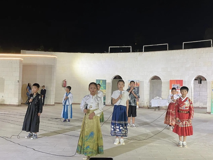 東方藝術文化館小朋友的詩朗誦表演。開羅中國文化中心供圖