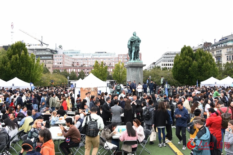 “天涯共此時(shí)——中秋游園會(huì)”在斯德哥爾摩國王花園舉辦。人民網(wǎng)記者 殷淼攝