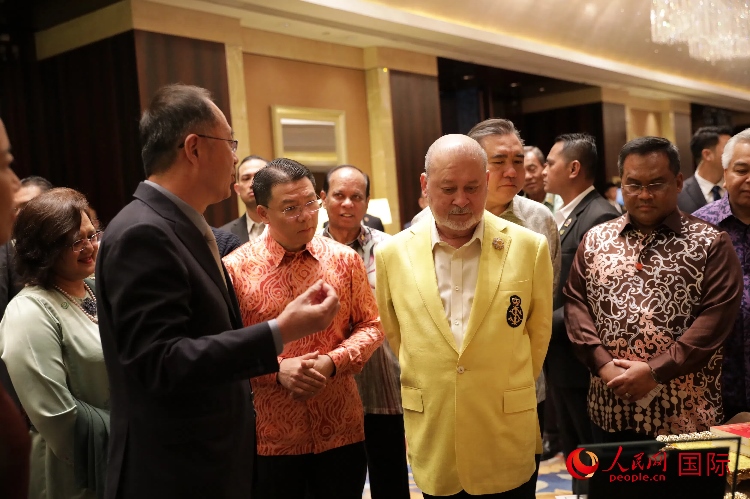 北京外國語大學校長賈文鍵向蘇丹易卜拉欣介紹該校的發(fā)展情況。人民網(wǎng) 王婧攝