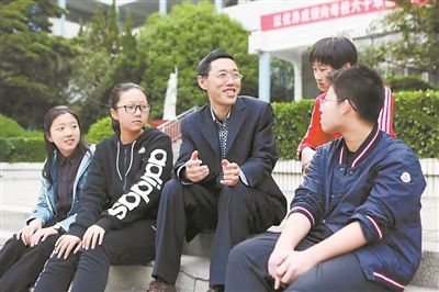 淮北市首批高層次人才儲備金獲得者、淮北市第一中學(xué)教師陳超（左三）在與學(xué)生交談?；幢笔形瞬殴ぷ骶止﹫D