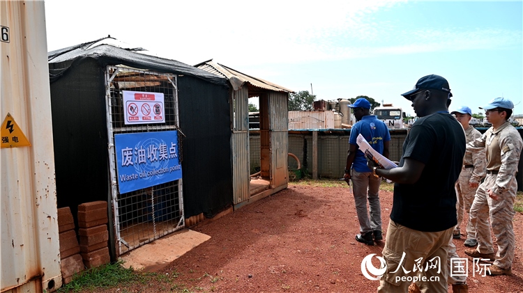 圖5 檢查廢棄油料收集點。王軍杰攝
