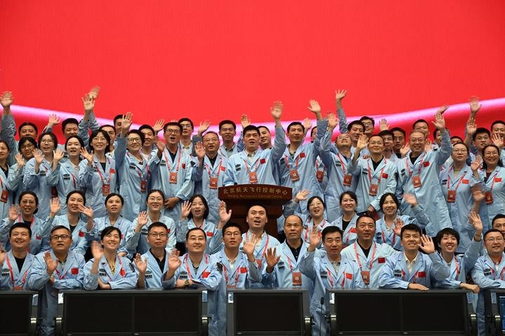 △2024年6月25日，嫦娥六號任務(wù)圓滿成功后，工作人員在北京航天飛行控制中心合影。