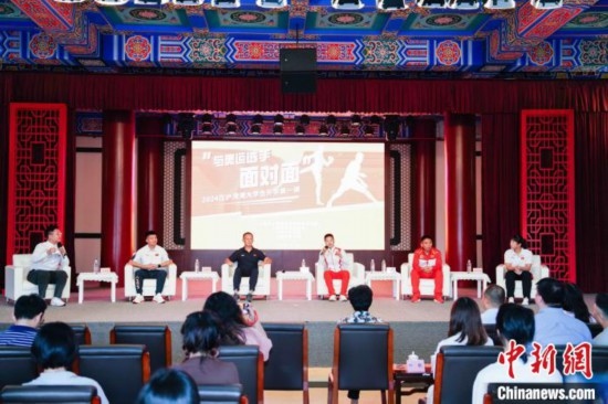 吳愉、王德新、沈?qū)W軍、江海東、朱曉蕾與在座同學(xué)們分享個(gè)人的體育故事與成長感悟。上海市港澳辦供圖