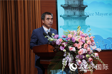 泉州市人民政府副市長姚飛在“走進中華文明——海絲印記 世遺泉州”主題人文交流活動中致辭。人民網(wǎng) 王婧攝