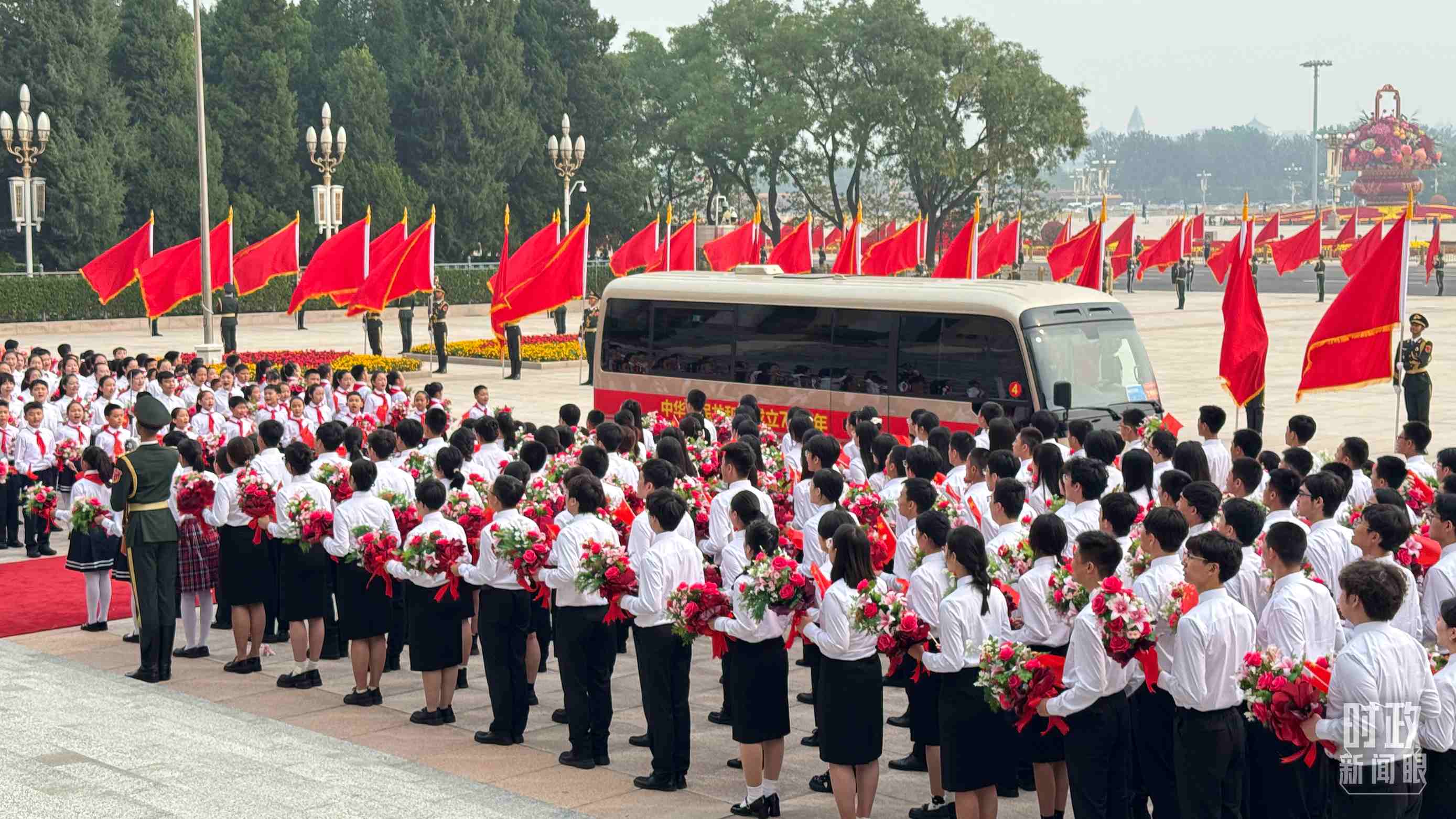 2024年9月29日，人民大會(huì)堂外，少先隊(duì)員列隊(duì)迎接英雄模范。（總臺(tái)央視記者蔣碩拍攝）