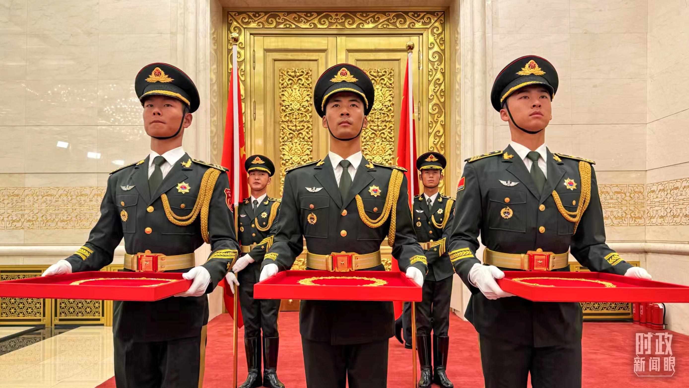 禮兵手捧共和國勛章、友誼勛章和國家榮譽(yù)稱號(hào)獎(jiǎng)?wù)?。（總臺(tái)央視記者李增仁拍攝）