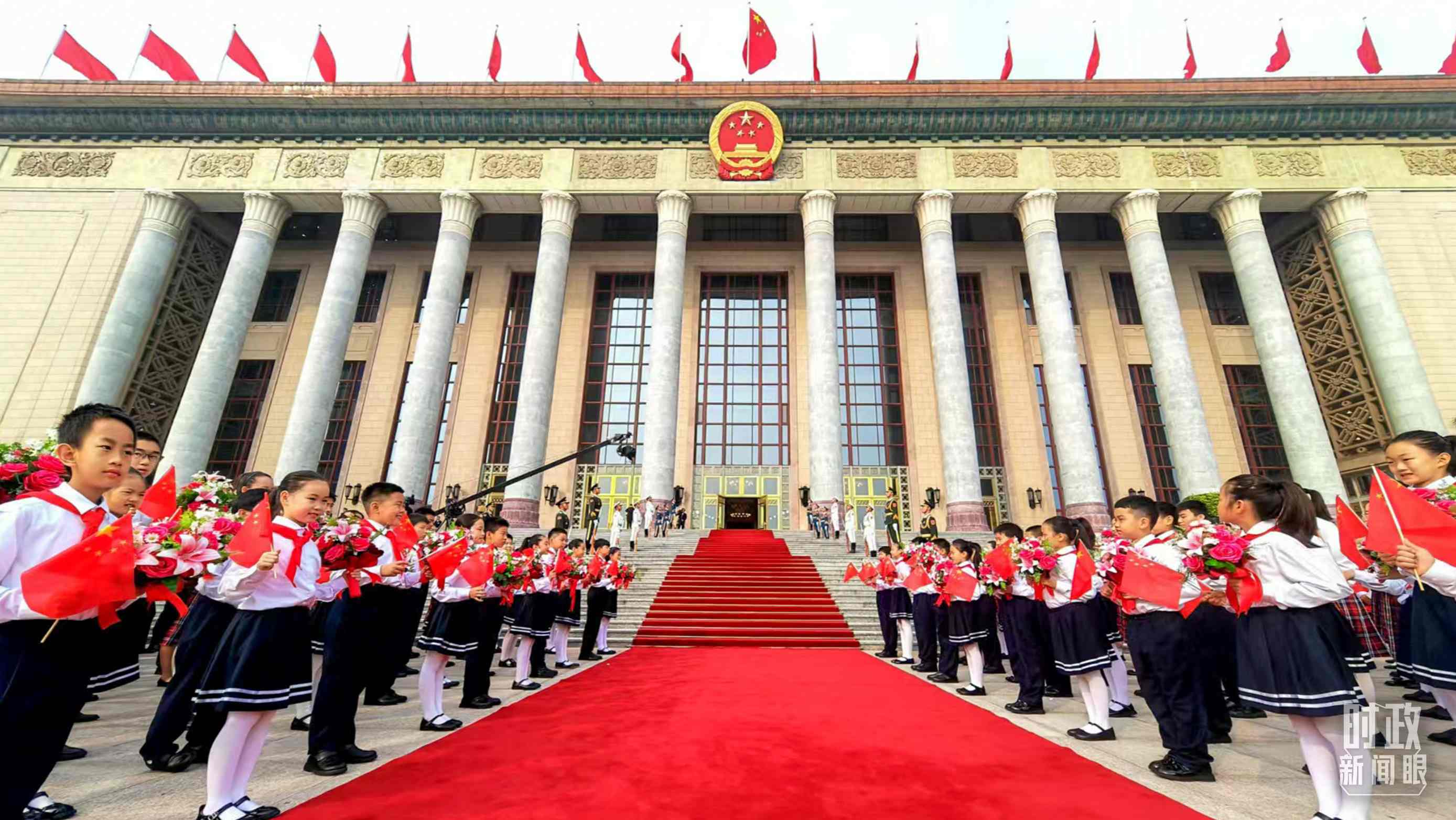 9月29日，人民大會(huì)堂外紅毯鋪就，迎接英雄模范。（總臺(tái)央視記者劉琦拍攝）