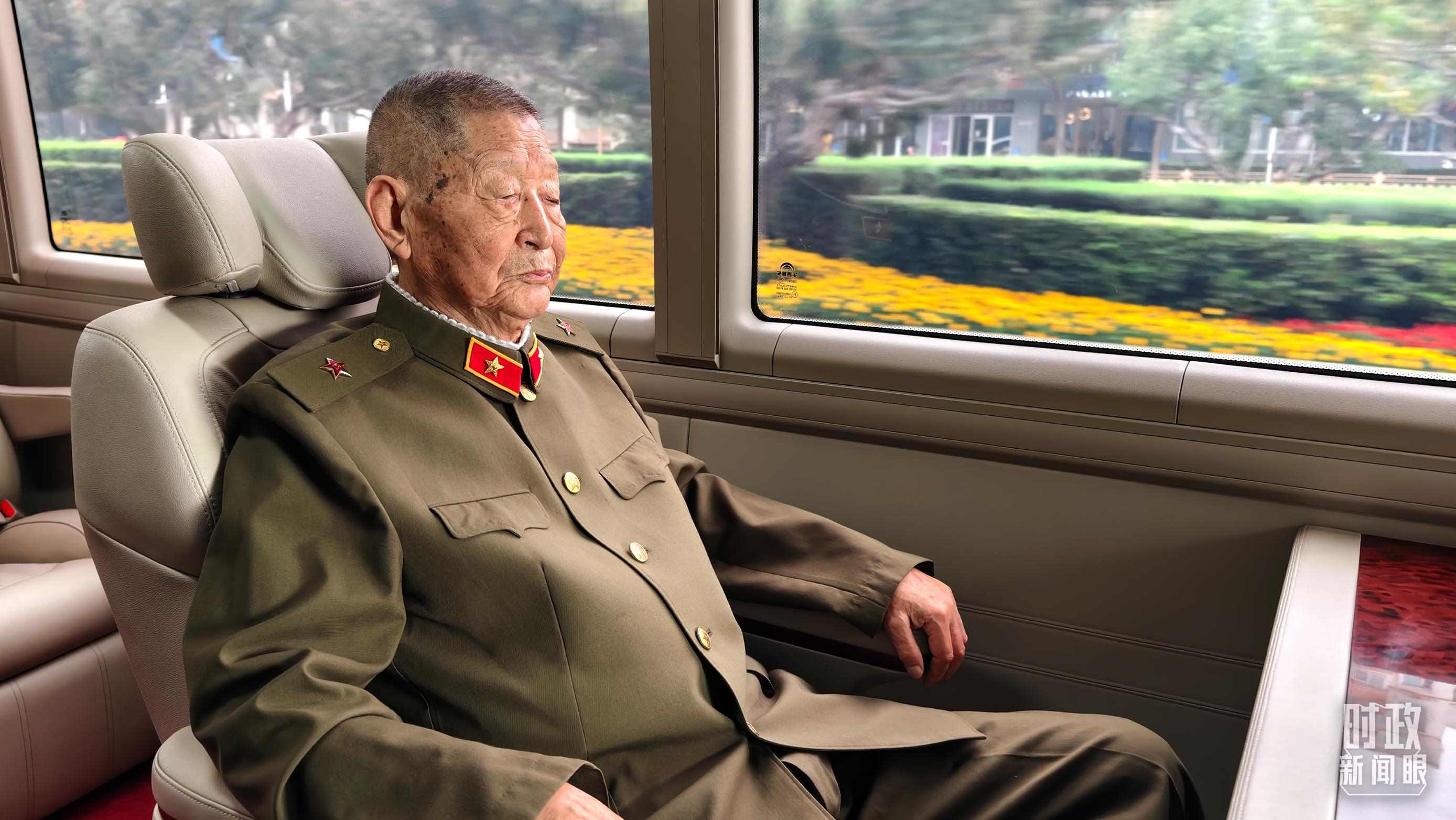 “共和國勛章”獲得者黃宗德乘坐禮賓車前往人民大會(huì)堂。（總臺(tái)央視記者胡瑋拍攝）