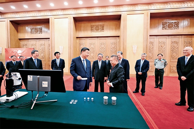 2024年9月23日，黨和國家領(lǐng)導(dǎo)人習(xí)近平、李強、趙樂際、王滬寧、蔡奇、丁薛祥、李希等在人民大會堂接見探月工程嫦娥六號任務(wù)參研參試人員代表并參觀月球樣品和探月工程成果展覽。這是習(xí)近平等參觀月球樣品和探月工程成果展覽。 新華社記者 謝環(huán)馳/攝