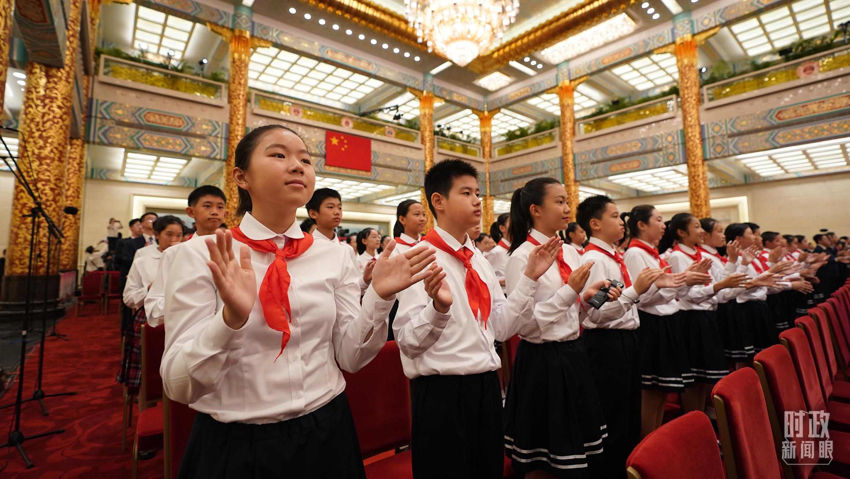 頒授儀式現(xiàn)場的少先隊(duì)員。（總臺(tái)記者李晉拍攝）