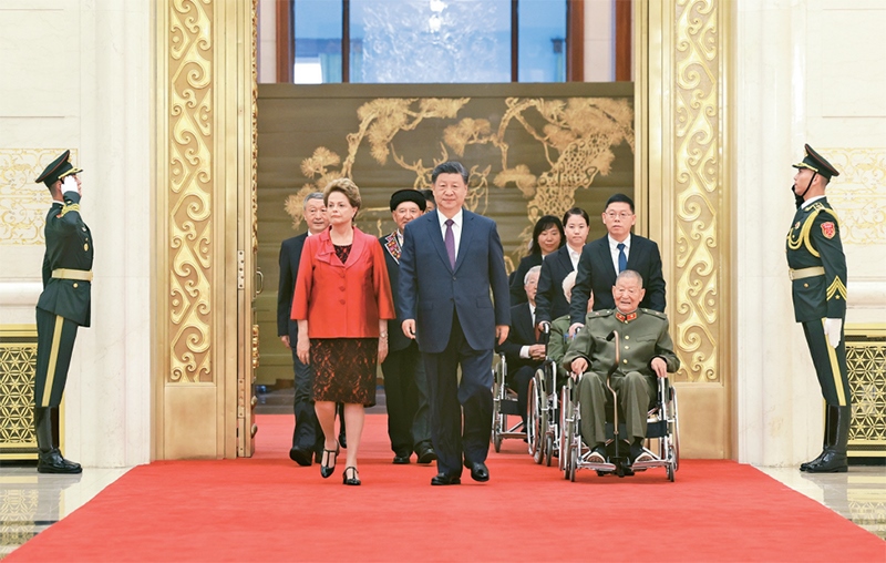 2024年9月29日，中華人民共和國國家勛章和國家榮譽稱號頒授儀式在北京人民大會堂金色大廳隆重舉行。中共中央總書記、國家主席、中央軍委主席習(xí)近平同國家勛章和國家榮譽稱號獲得者一同步入會場。 新華社記者 王曄/攝