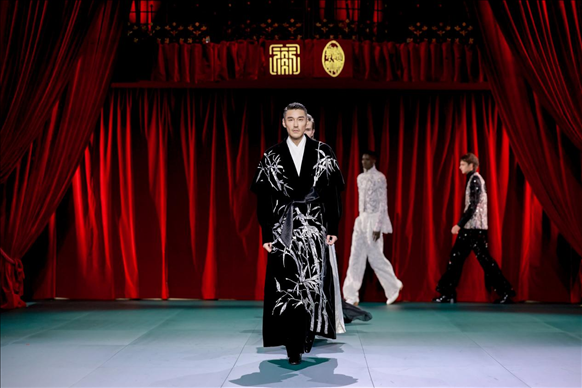 9月28日，模特在法國巴黎舉行的“2024巴黎·恭王府服飾秀”上展示服裝（主辦方供圖）