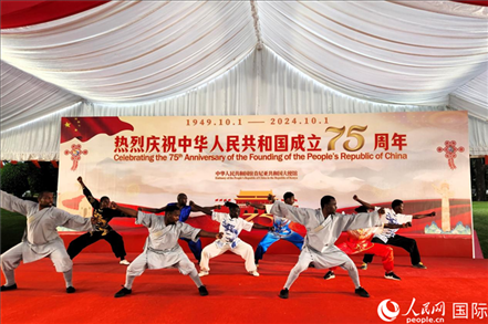 肯尼亞青年表演中國武術(shù)。人民網(wǎng)記者 黃煒鑫攝